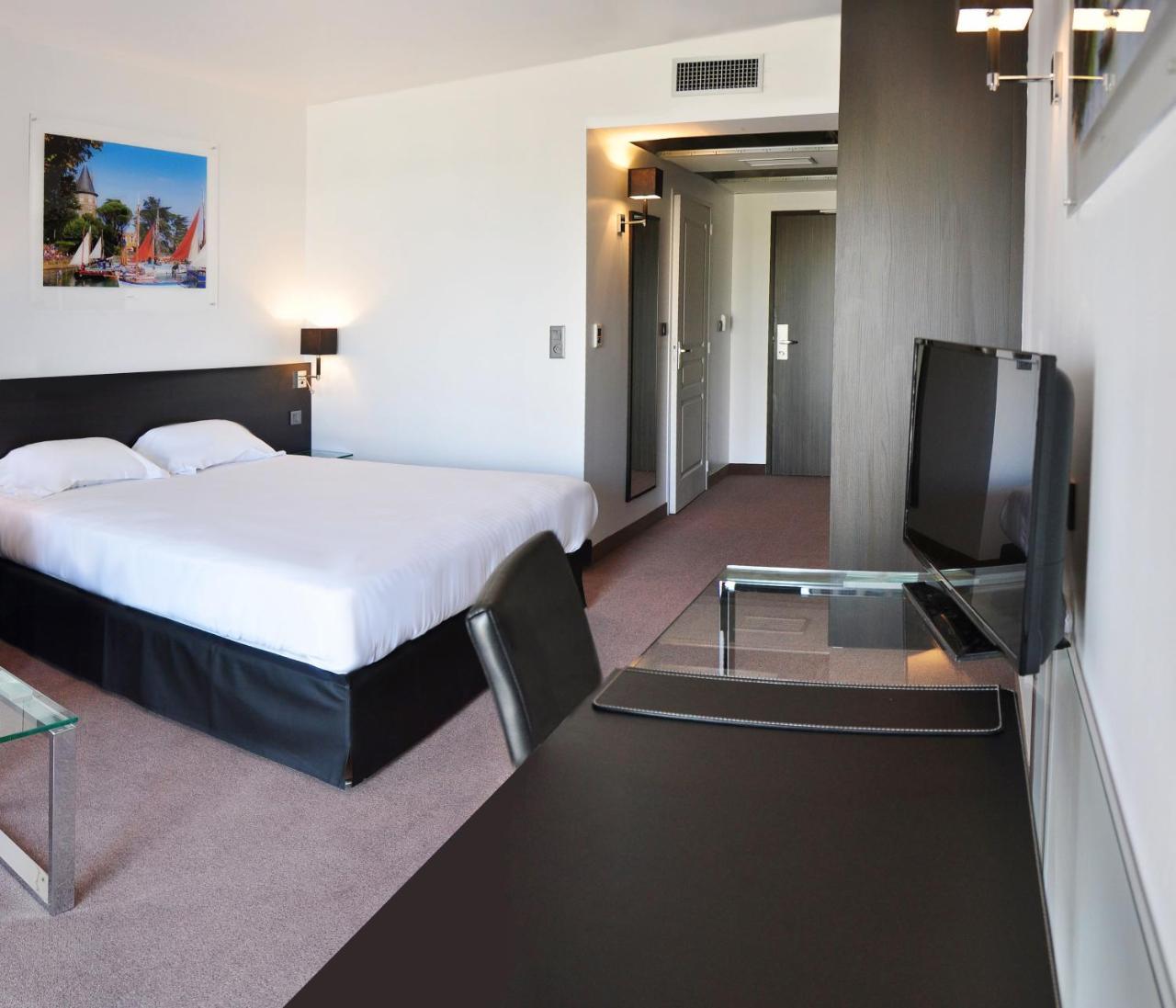 Golden Tulip Pornic Suites- Appart Hotel Bagian luar foto